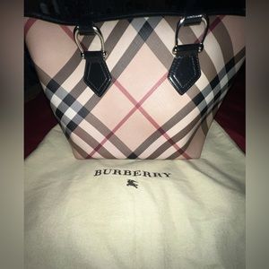Burberry Tote great condition no damage Med size